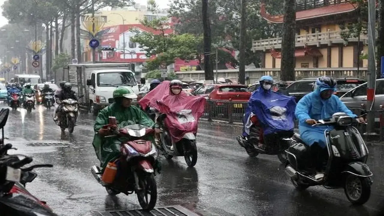 أمطار تتجاوز 130 ملم وسط عواصف رعدية واسعة تضرب المناطق الجنوبية والوسطى